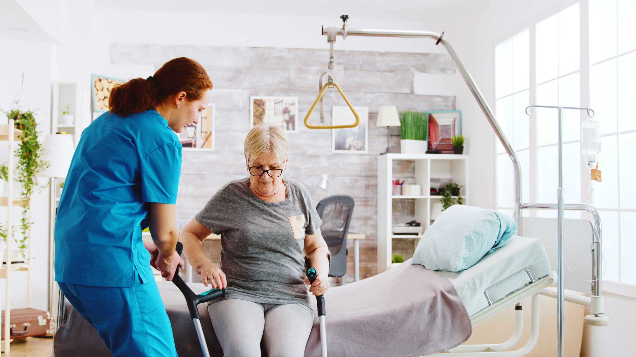 Caregiver engaging in friendly conversation with a senior, part of In-Home Care Services in Texas